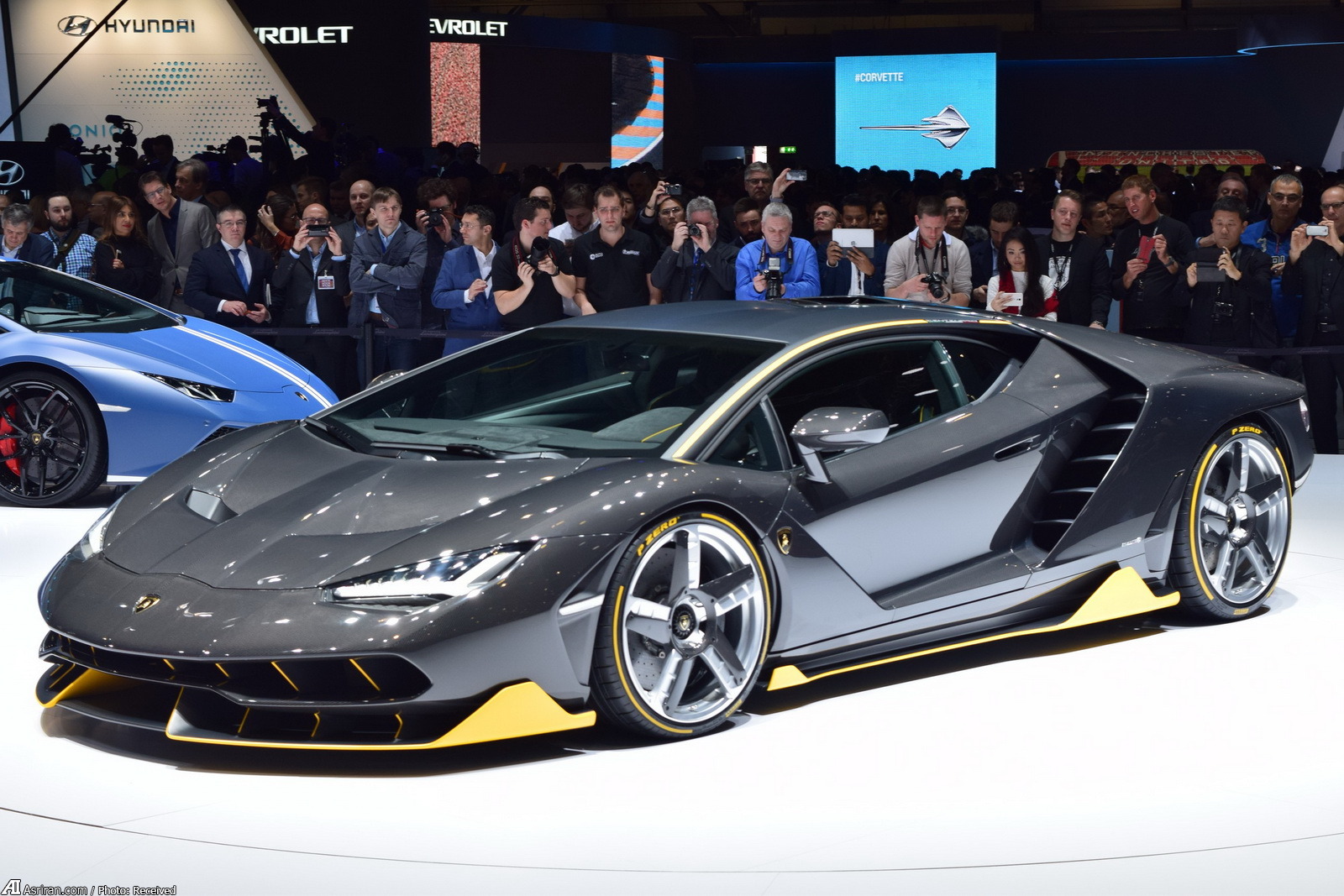 نمادینهای لامبورگینی در یک نمایش نمادینهای لامبورگینی در یک نمایش