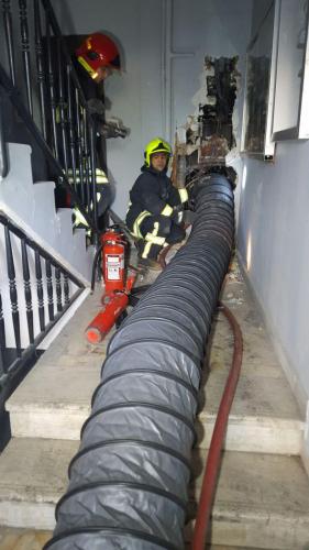 یک ساختمان تجاری در مشهد در آتش سوخت