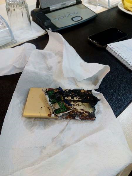 انفجار در نشست خبری سازمان آتش نشانی مشهد/ پاوربانک ترکید (+عکس)