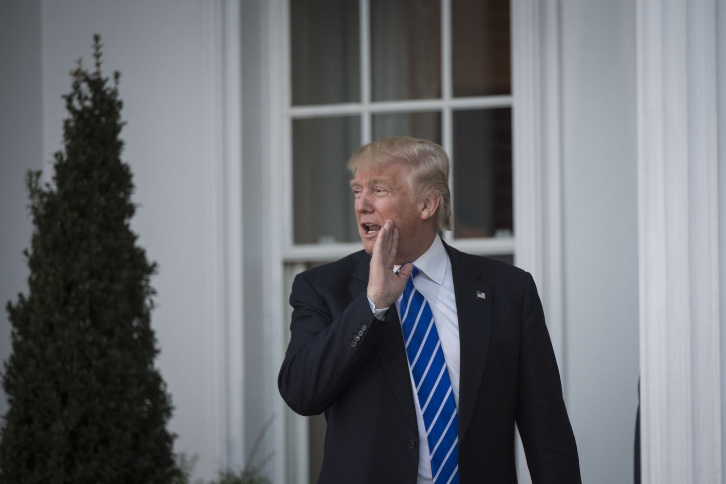 ارایه قطره چکانی گزارش های امنیتی به ترامپ ارایه قطره چکانی گزارش های امنیتی به ترامپ