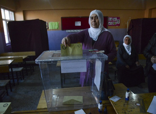 پیروزی لب مرز اردوگاه اردوغان در همه پرسی ترکیه