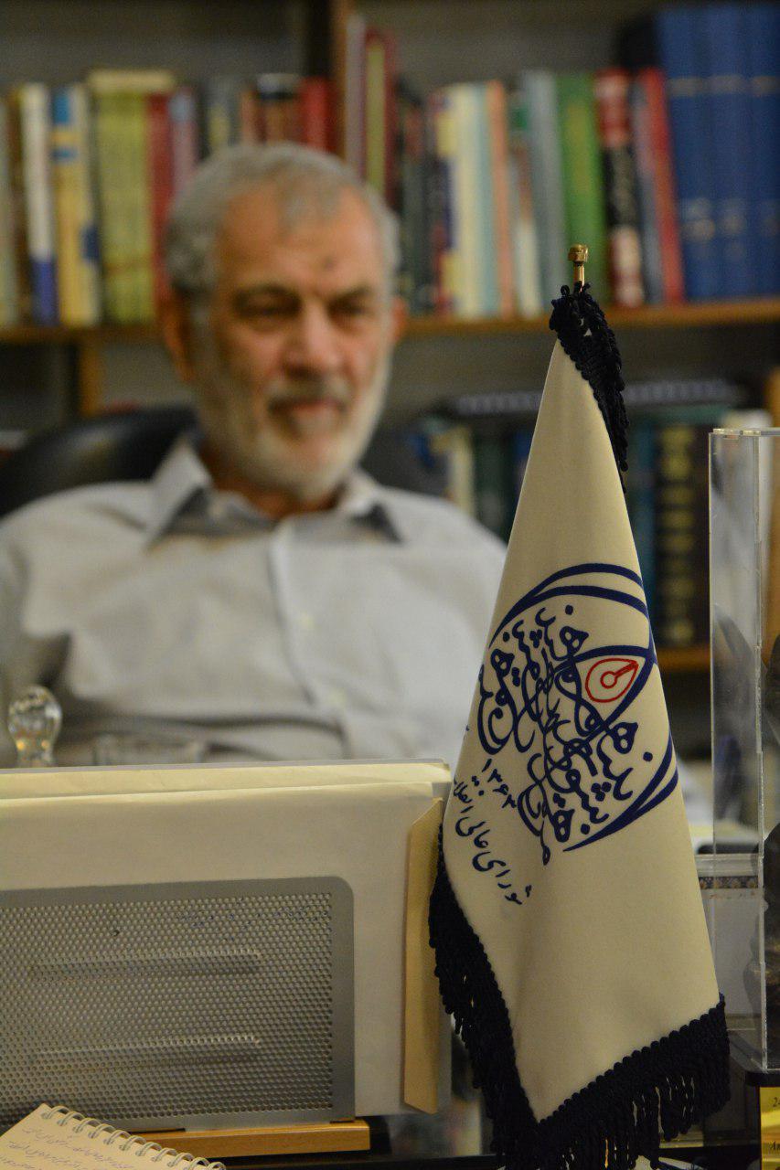 حسن غفوری فرد: استادیوم رفتن زنان لزومی ندارد/ احمدی نژاد ظرفیت رییس جمهور شدن را نداشت/ احمدی نژاد گفت در دانشگاه بین المللی قزوین برای دیگر کشورها رییس جمهور تربیت کنیم/ رای دادن به موسوی برایم گران تمام شد/ «رئیس جمهور کومور» تربیت شده جامعه المصطفی است