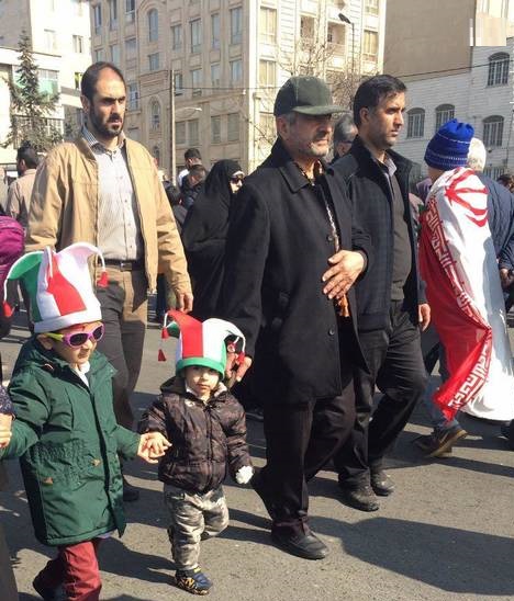 فرمانده سپاه و نوه‌هایش در راهپیمایی 22 بهمن (عکس)