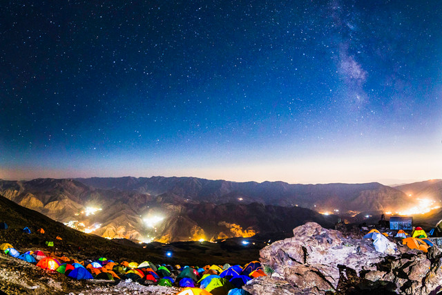 جشن اتریشی‎ها روی قله دماوند