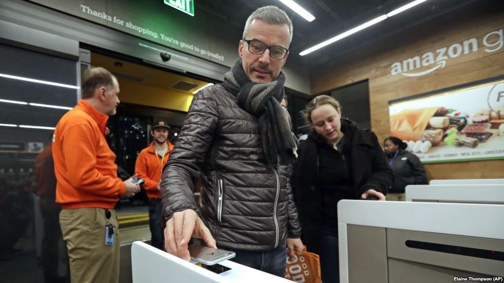 گشايش اولین فروشگاه بدون فروشنده و صف توسط آمازون (عکس) گشايش اولین فروشگاه بدون فروشنده و صف توسط آمازون (عکس)