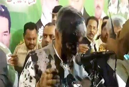 حمله با جوهر به وزیر خارجه پاکستان حمله با جوهر به وزیر خارجه پاکستان