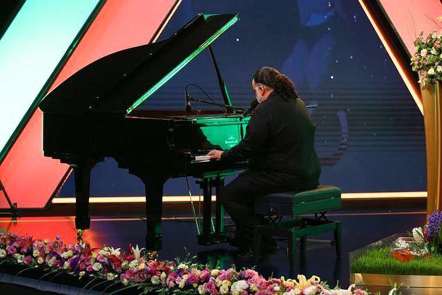 نوازندگی علیرضا عصار روی آنتن زنده تلویزیون نوازندگی علیرضا عصار روی آنتن زنده تلویزیون