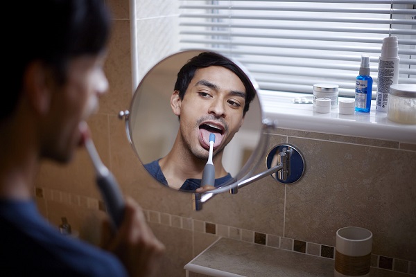 به این دلایل زبان خود را مسواک بزنید به این دلایل زبان خود را مسواک بزنید