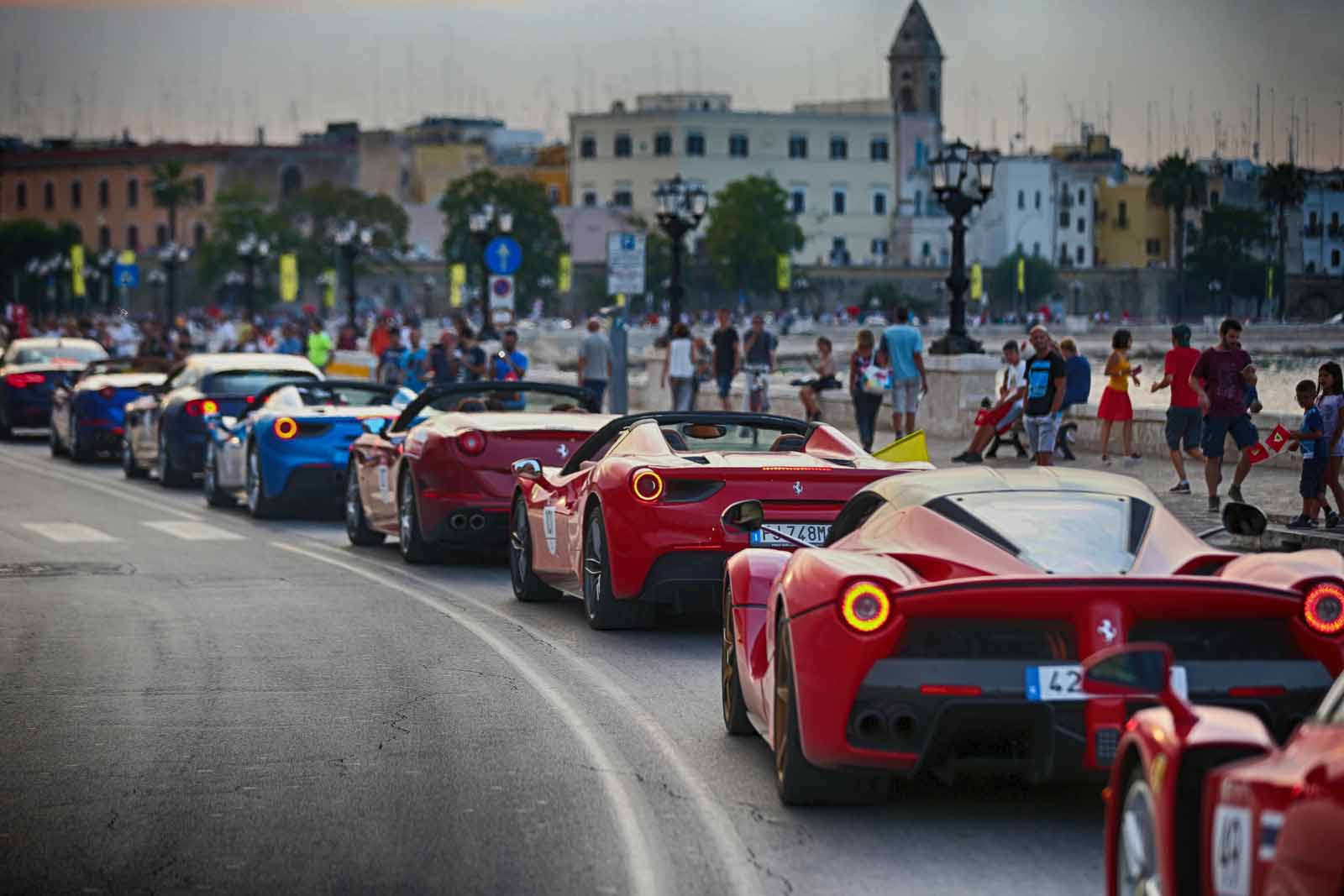 هفتادمین سالگرد فراری با رژه ویژه هفتادمین سالگرد فراری با رژه ویژه