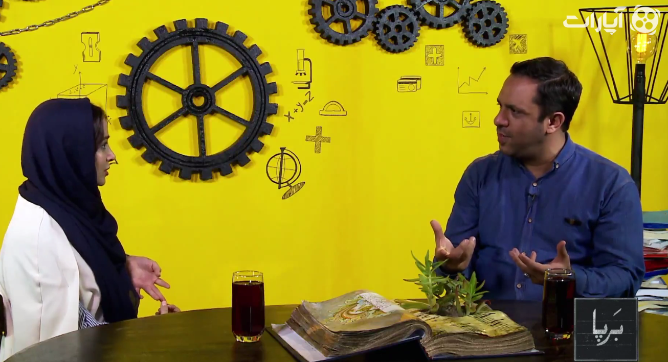 آشپزی نیتروژنی یک بازیگر در برنامه‌ای علمی