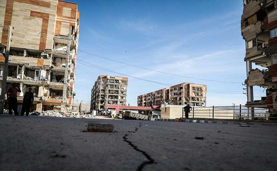 شکاف زمین بعد از زلزله سر پل ذهاب (عکس)