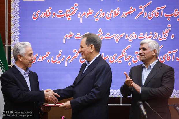 حکم وزیر علوم اعطا شد (+عکس) حکم وزیر علوم اعطا شد (+عکس)