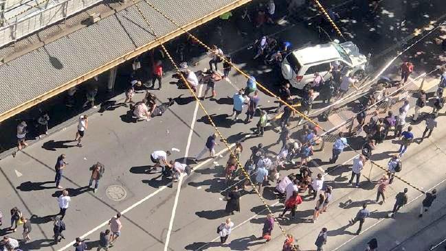 16 زخمی در پی ورود خودرو به میان عابران پیاده در ملبورن 16 زخمی در پی ورود خودرو به میان عابران پیاده در ملبورن