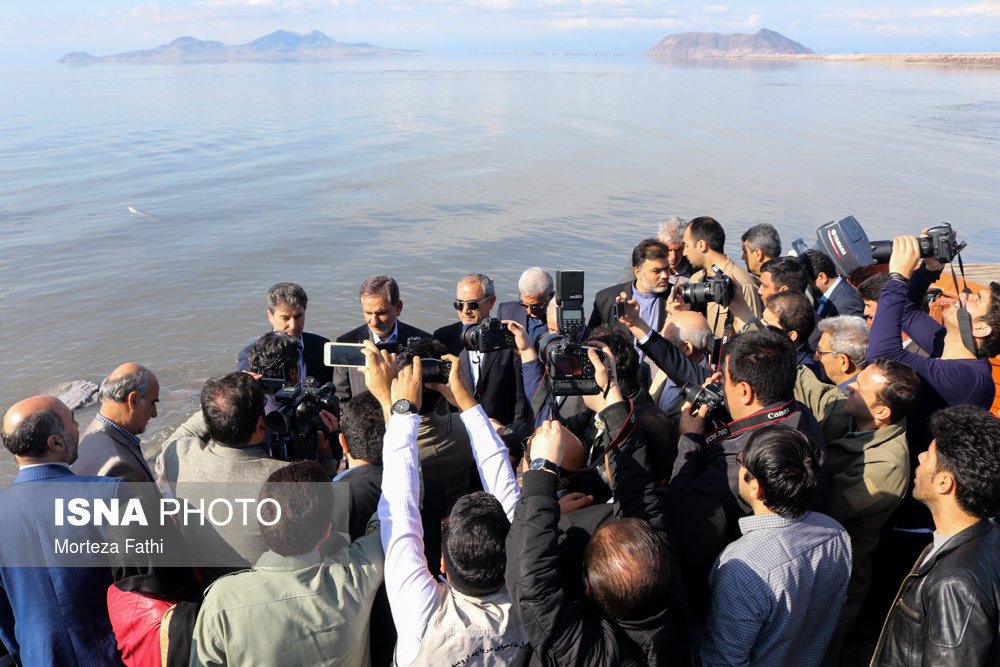 بازدید جهانگیری از دریاچه ارومیه (عکس)