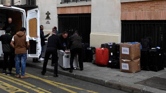 ضیافت شام بن سلمان با ماکرون در موزه لوور/ محموله‌های بزرگ چمدان ولیعهد عربستان سوژه رسانه‌ها شد (+عکس)