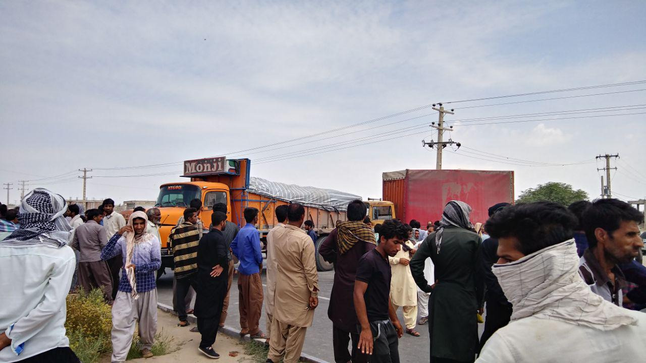 کشاورزان معترض، جاده ترانزیتی رودبار-جازموریان را بستند/ اگر محصول را الساعه نخرند، همهاش از بین خواهد رفت / گزارش رجانیوز از وضع اسفبار کشاورزان جنوب کرمان که صدایشان به هیچکس نمیرسد (+عکس) کشاورزان معترض، جاده ترانزیتی رودبار-جازموریان را بستند/ اگر محصول را الساعه نخرند، همهاش از بین خواهد رفت / گزارش رجانیوز از وضع اسفبار کشاورزان جنوب کرمان که صدایشان به هیچکس نمیرسد (+عکس)