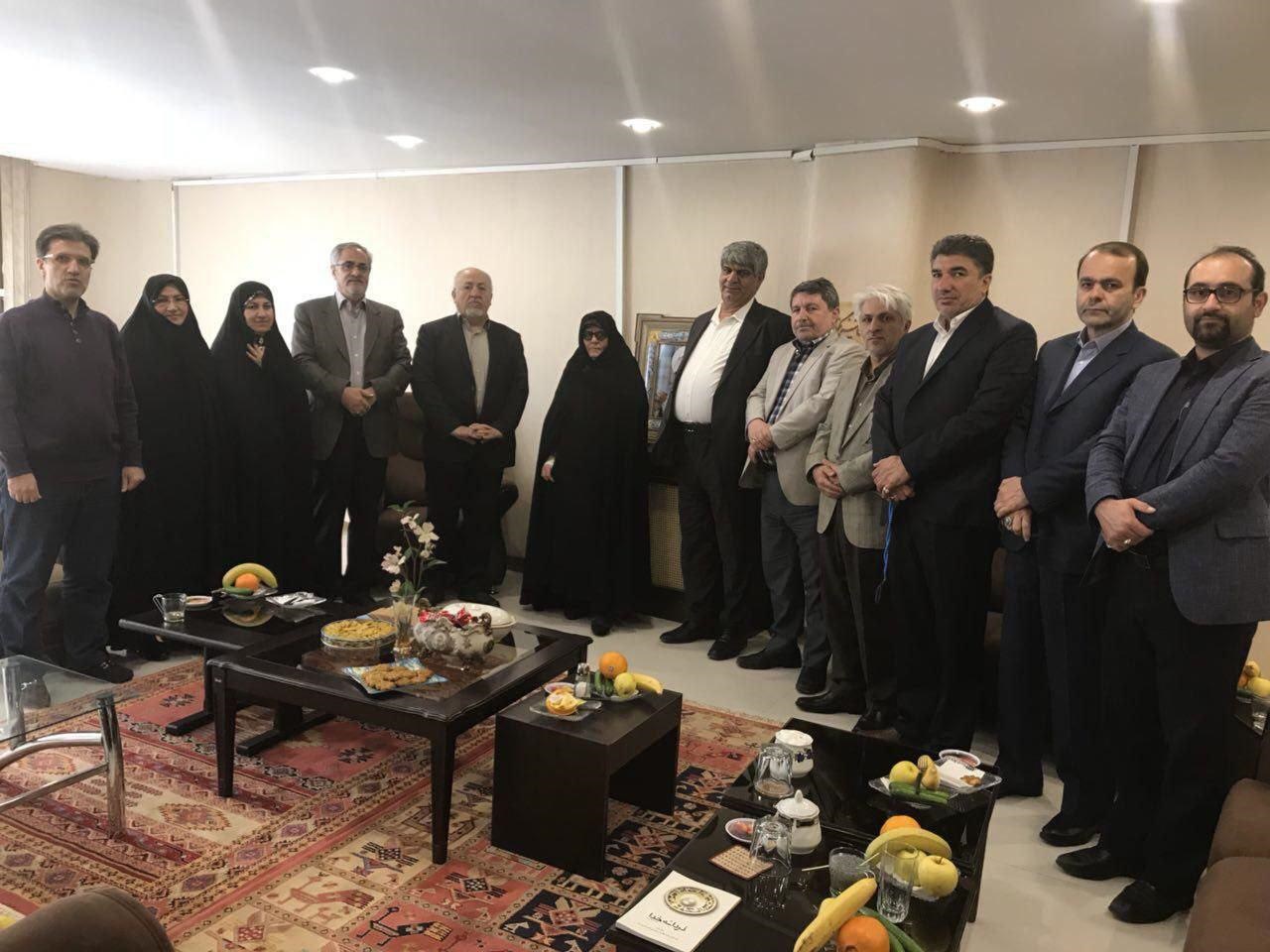 عیددیدنی جمعی از اعضای حزب اعتماد ملی با همسر و فرزند مهدی کروبی (عکس)