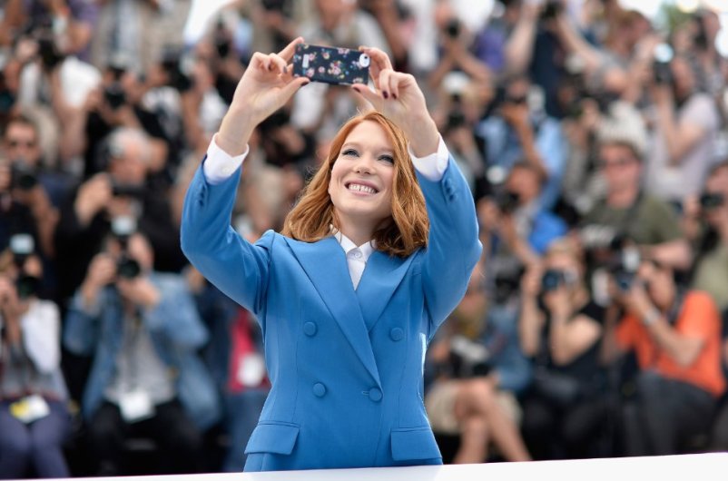 سلفی گرفتن ستارهها روی فرش قرمز سلفی گرفتن ستارهها روی فرش قرمز