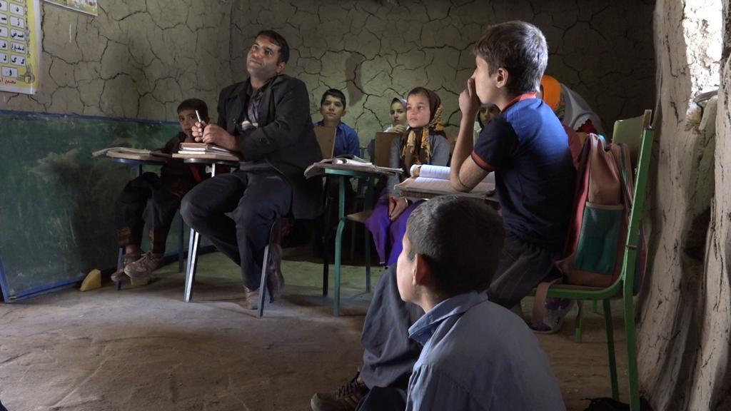 معلم الیگودرزی: مارها از سقف آویزان می شوند و با ما درس می خوانند