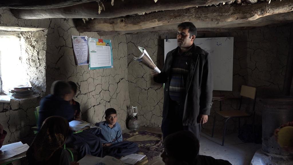 معلم الیگودرزی: مارها از سقف آویزان می شوند و با ما درس می خوانند