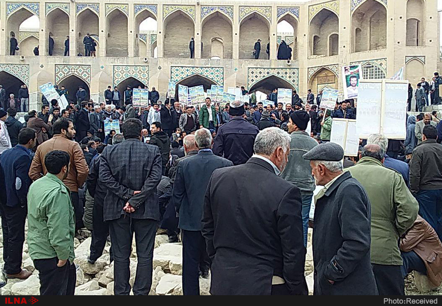 تجمع کشاورزان اصفهان در مقابل پل خواجو (+عکس)