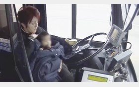 اقدام انسان دوستانه راننده زن اتوبوس (+عکس) اقدام انسان دوستانه راننده زن اتوبوس (+عکس)