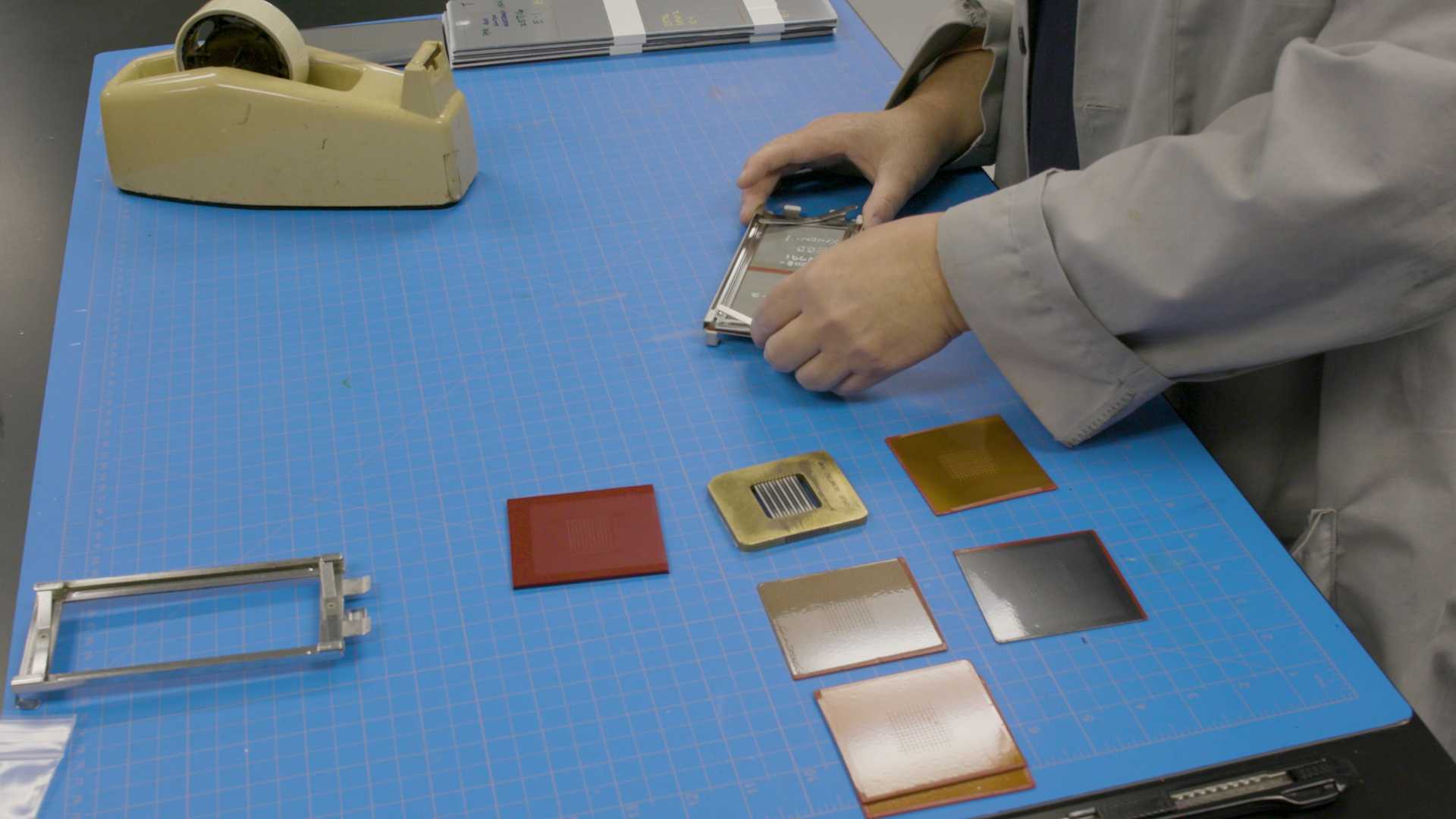 تست دوام رنگ در محفظه خورشیدی نیسان تست دوام رنگ در محفظه خورشیدی نیسان