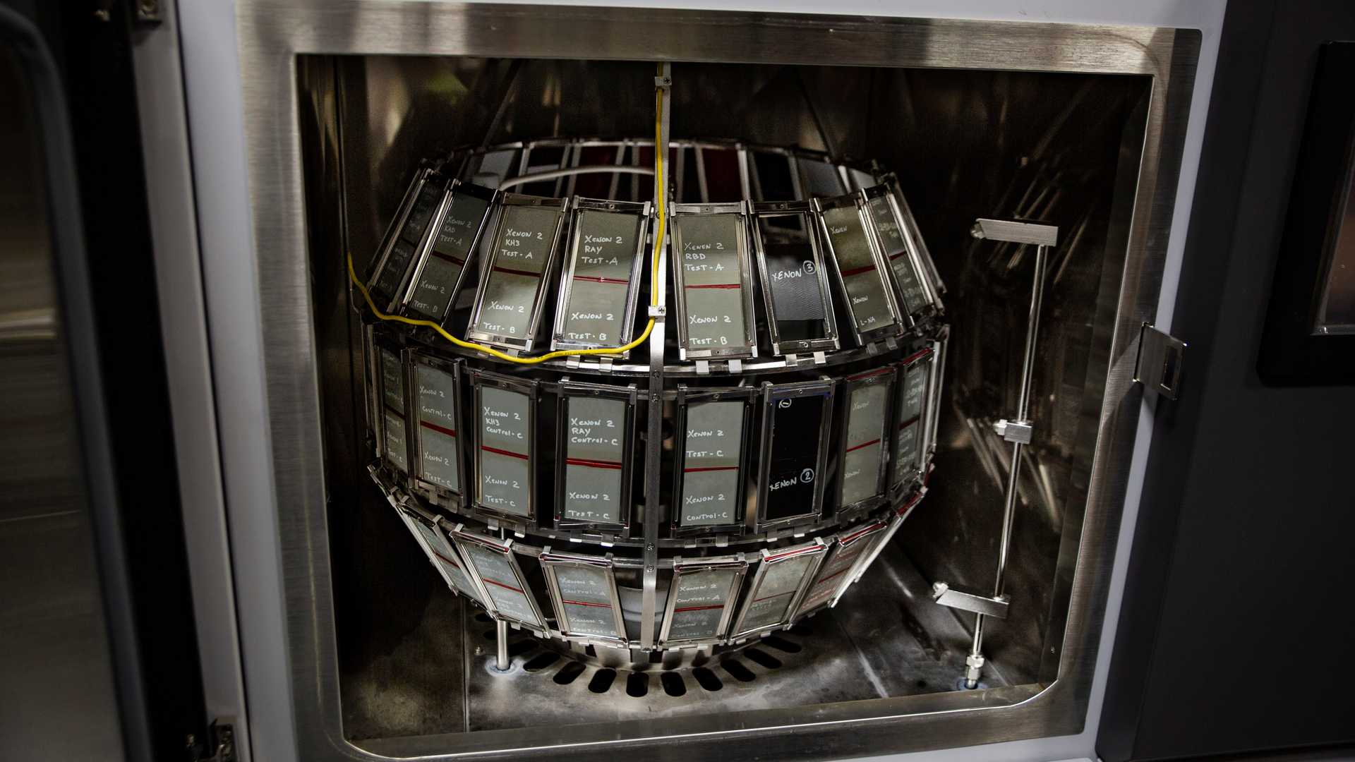 تست دوام رنگ در محفظه خورشیدی نیسان تست دوام رنگ در محفظه خورشیدی نیسان