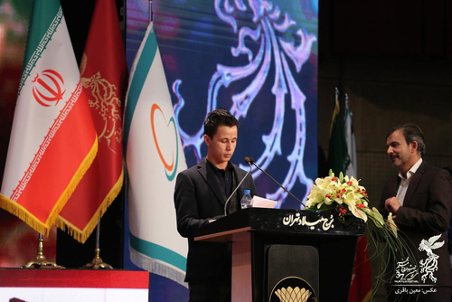 کپی ناشیانه حرکت اعتراضی مارلون براندو در اختتامیه جشنواره فجر توسط یک جوان