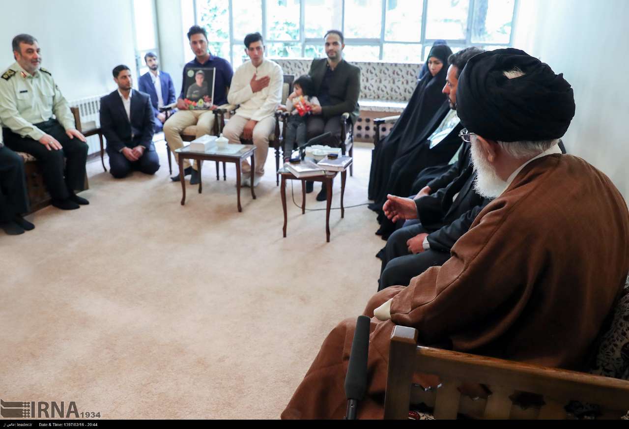 دیدار خانواده‌های 2 شهید با رهبری