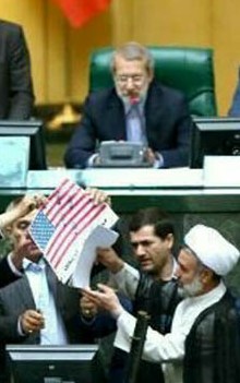 نمایندگان مجلس پرچم آمریکا را آتش زدند (+عکس و فیلم)