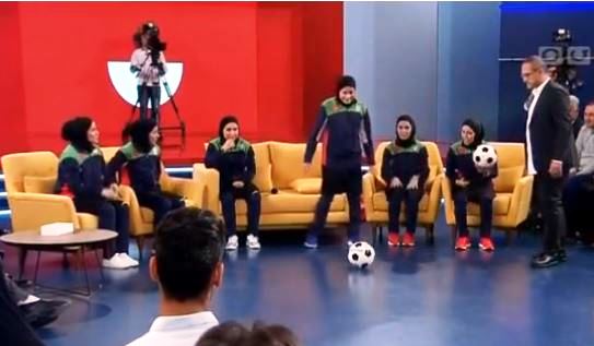 مورد عجیب دختران فوتبالیست در تلویزیون! مورد عجیب دختران فوتبالیست در تلویزیون!