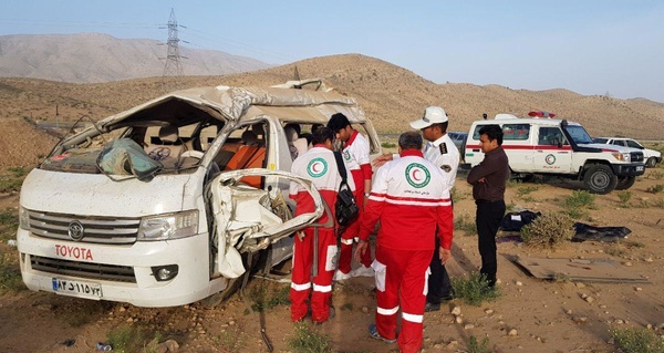 2 کشته و 12 مجروح در حادثه واژگونی خودروی ون در فارس (+عکس)