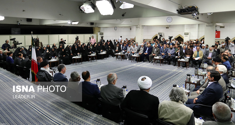 شعر خانم یزدی در محضر مقام معظم رهبری: گفتی که صبر پیشه کن ای باغ مریمم ؛ هر روز ختم سوره مریم گذاشتم