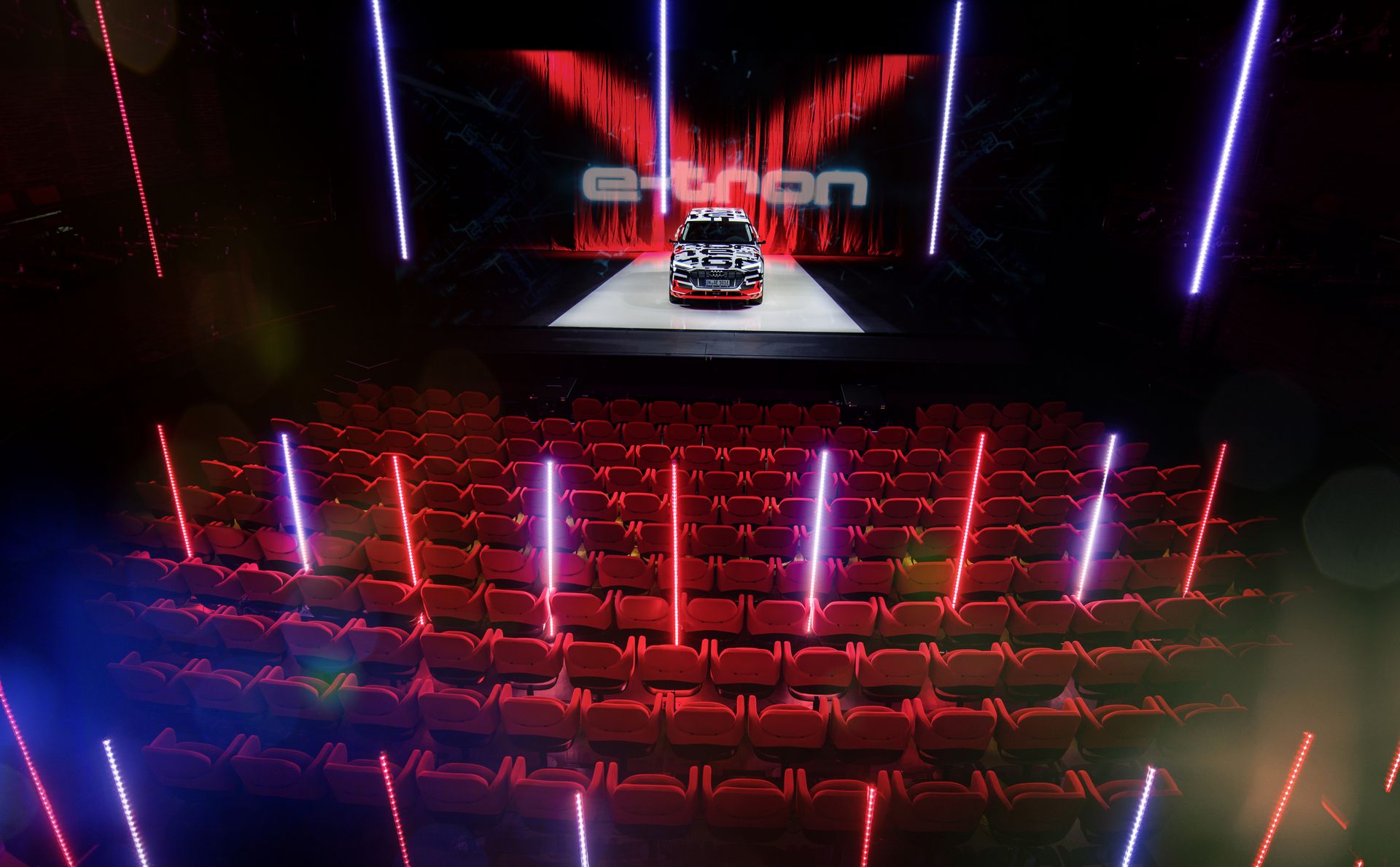 کابینی پر از صفحه نمایش