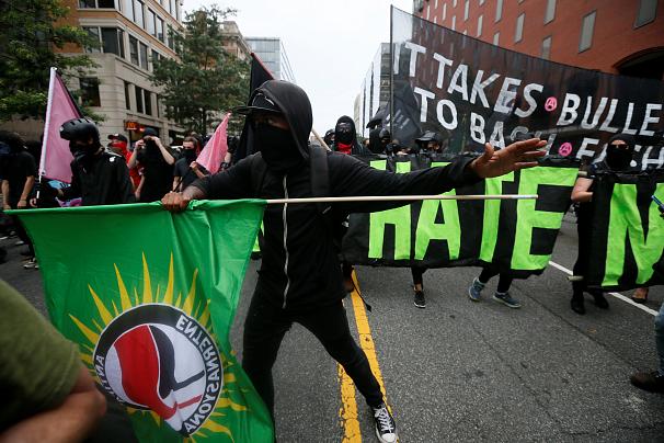 رویارویی مخالفان و موافقان سرسخت نژادپرستی در واشنگتن رویارویی مخالفان و موافقان سرسخت نژادپرستی در واشنگتن