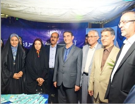 بازدید استاندار مرکزی از غرفه امور آب وفاضلاب محلات در نمایشگاه گل وگیاه محلات