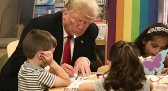 ترامپ پرچم کشورش را به اشتباه رنگ آمیزی کرد (+عکس) ترامپ پرچم کشورش را به اشتباه رنگ آمیزی کرد (+عکس)