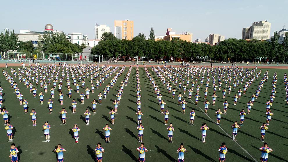 کلاس تمرین فوتبال در مدرسه‌ای ابتدایی در چین (عکس)