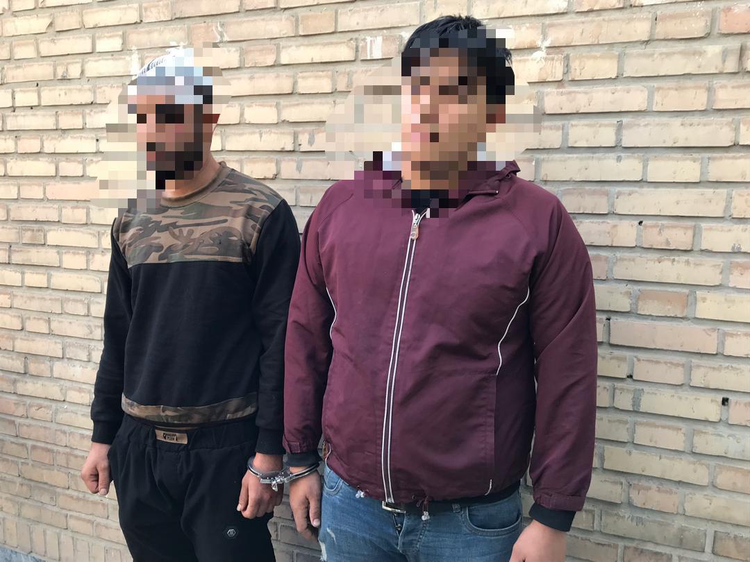 قدرت نمایی و عربده کشی به خاطر پارک غیرمجاز خودرو / 2 نفر دستگیر شدند (+عکس) قدرت نمایی و عربده کشی به خاطر پارک غیرمجاز خودرو / 2 نفر دستگیر شدند (+عکس)