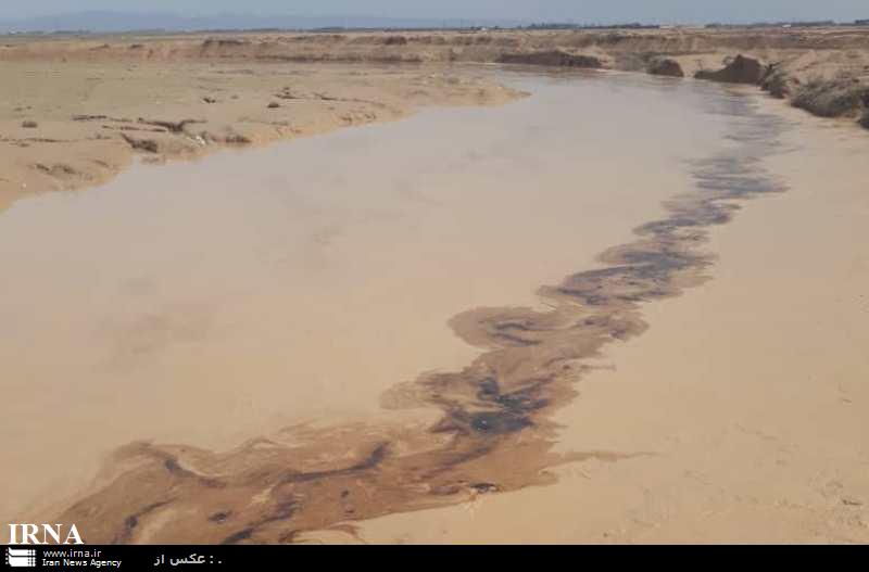 لکه های نفتی 15 کیلومتری در رودخانه های فصلی گناوه (+عکس) لکه های نفتی 15 کیلومتری در رودخانه های فصلی گناوه (+عکس)