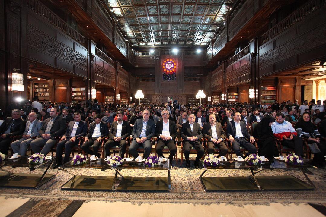 جمع آوری بیش از 25 میلیارد و سیصد میلیون ریال کمک مردمی در گردهمایی اکران فیلم تختی در بازار بزرگ ایران