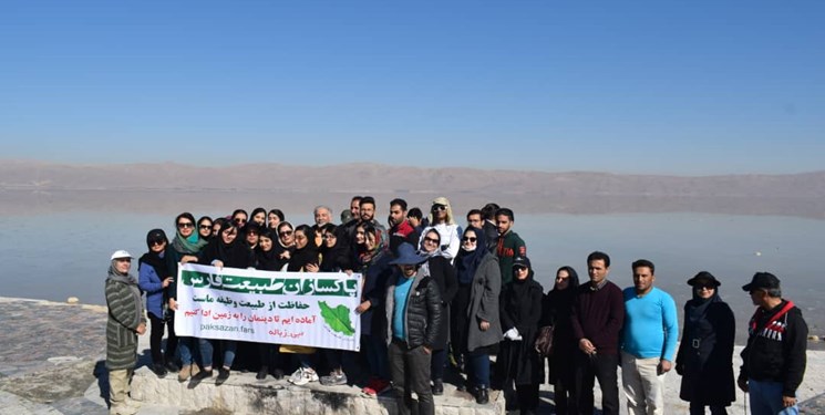 جمع‌آوری زباله‌های تجزیه‌ناپذیر از دریاچه مهارلو