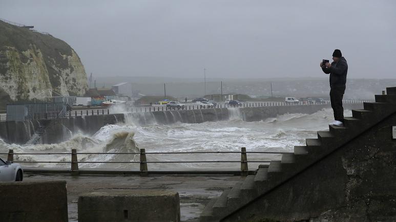 طوفان ویرانگر سیارا به اروپا رسید/لغو پروازها و حرکت قطارها و کشتیها در بریتانیا و فرانسه طوفان سیارا