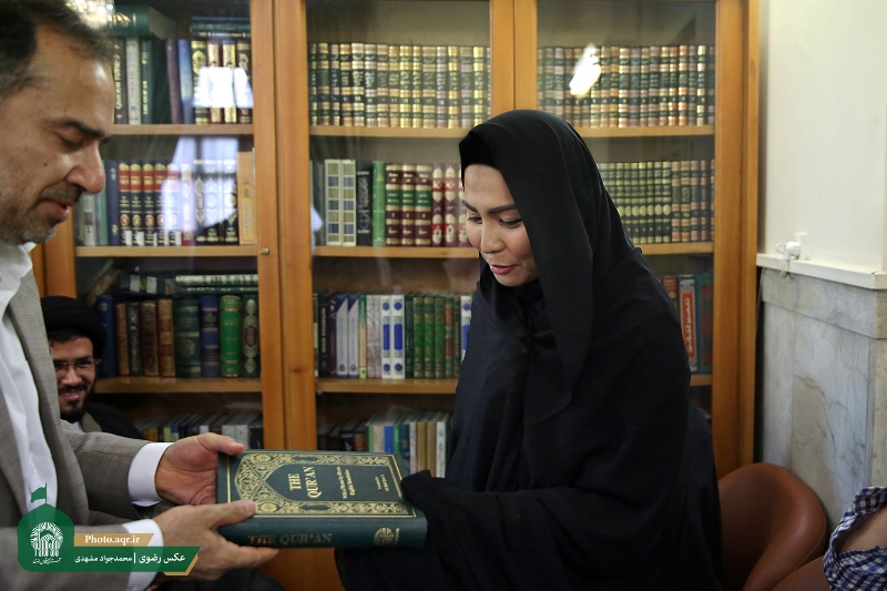 یک بودایی در حرم مطهر رضوی مسلمان شد (+عکس) یک بودایی در حرم مطهر رضوی مسلمان شد (+عکس)