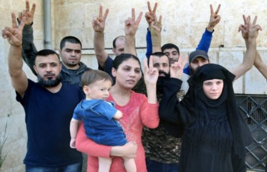 آزادی 9 سوری از اسارت تروریست ها (+عکس) آزادی 9 سوری از اسارت تروریست ها (+عکس)