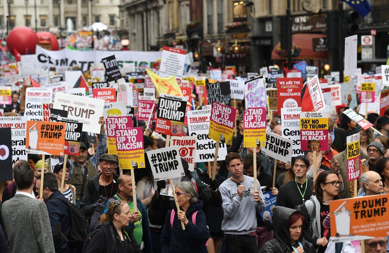 تظاهرات صدها نفر از اهالی پورتسموث انگلیس علیه ترامپ تظاهرات صدها نفر از اهالی پورتسموث انگلیس علیه ترامپ