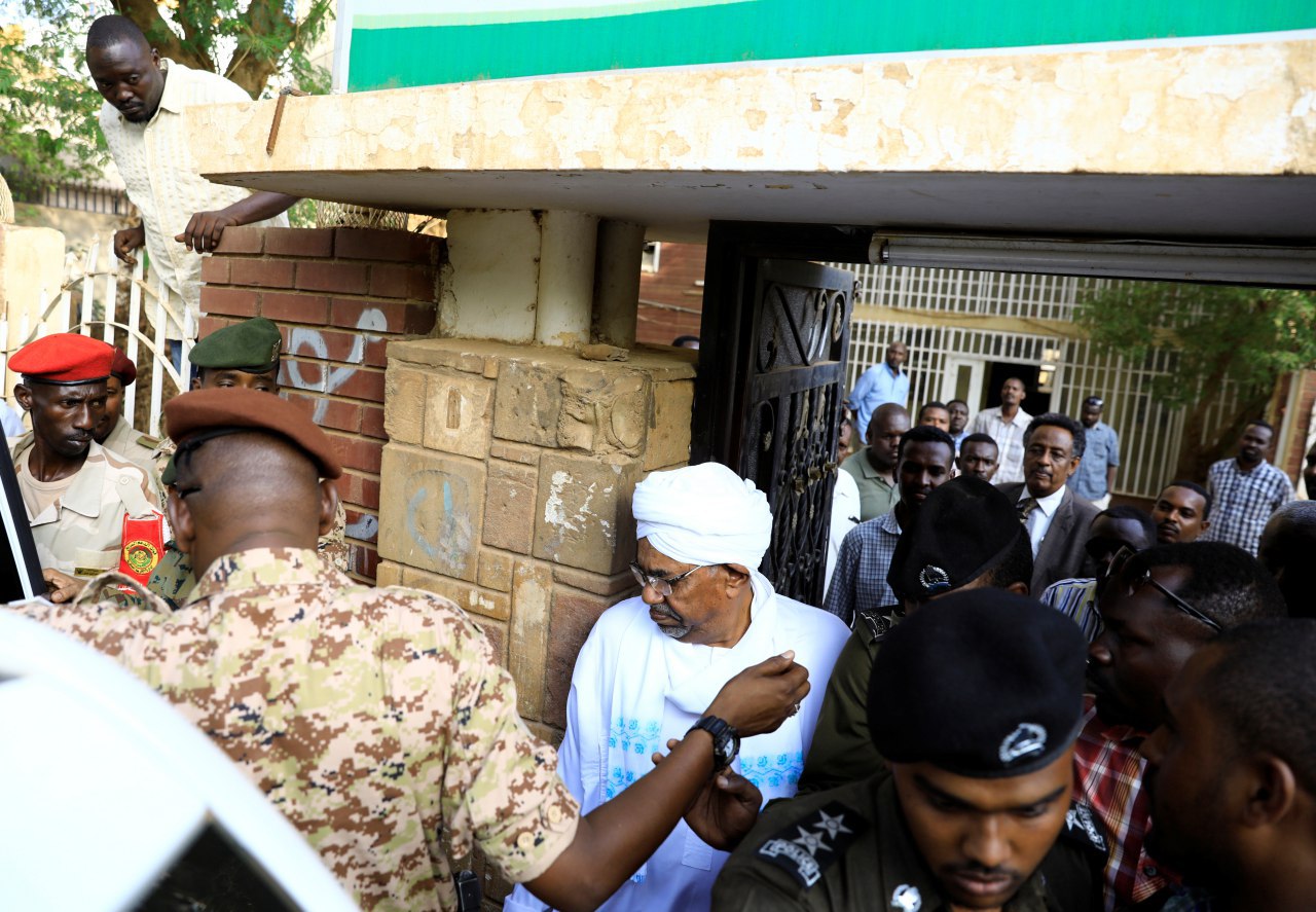 «عمر البشیر» برای بازجوئی در انظار عمومی ظاهر شد