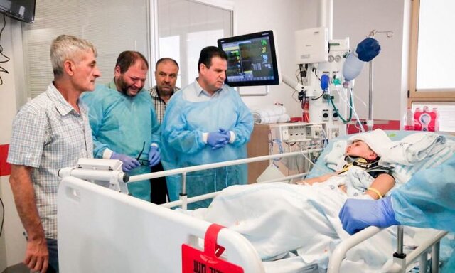 اشک نماینده پارلمان اسرائیل هنگام عیادت از کودک زخمی فلسطینی اشک نماینده پارلمان اسرائیل هنگام عیادت از کودک زخمی فلسطینی