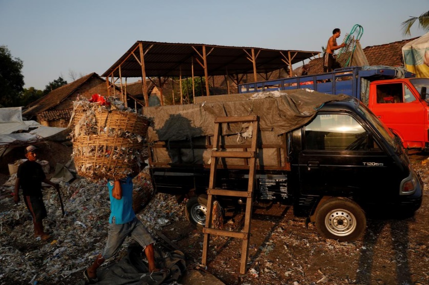پول در برابر زباله/ روستای اندونزی برای امرار معاش زباله نیاز دارد